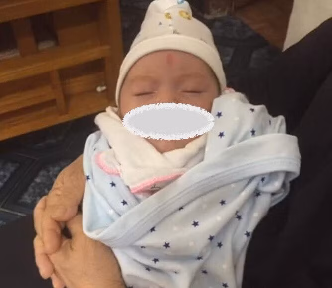 Bé gái một tháng tuổi hiện đang được gia đình bà Thẫm chăm sóc. Ảnh: Zingnews.vn