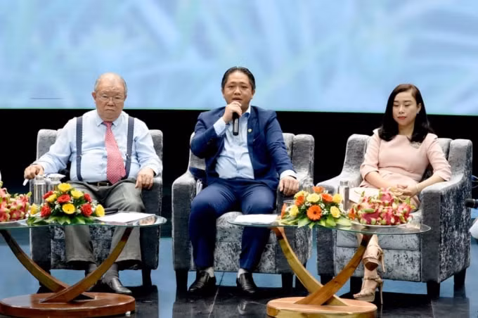 Ông Phạm Tiến Hoài – Tổng giám đốc Hanh Nguyen Logistics đang giới thiệu mô hình trung tâm logistics “một điểm đến đa dịch vụ”.