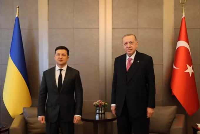 Tổng thống Tayyip Erdogan (phải) và Tổng thống Ukraine Volodymyr Zelenskyy hội đàm tại Istanbul trong bối cảnh căng thẳng giữa Kyiv và Moscow về cuộc xung đột kéo dài ở Donbass - Ảnh: Văn phòng báo chí Tổng thống/Reuters