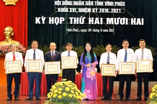 Đồng chí Hoàng Thị Thúy Lan trao Bằng khen của UBND tỉnh cho các tập thể có thành tích xuất sắc.