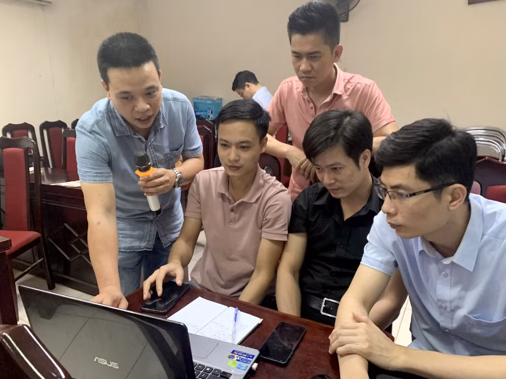 Nhà báo Trần Việt Anh, Họa sĩ thiết kế Báo Nông thôn Ngày nay trực tiếp hướng dẫn học viên thực hiện. Ảnh: Hoàng Giao