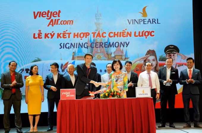 Ký kết Vietjet và Vinpearl.