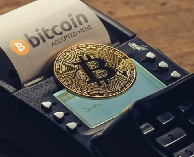 Bitcoin và các loại tiền kỹ thuật số khác dường như đang ngày càng trở nên phổ biến như một loại tài sản và phương tiện thanh toán thông thường. Ảnh: Getty.