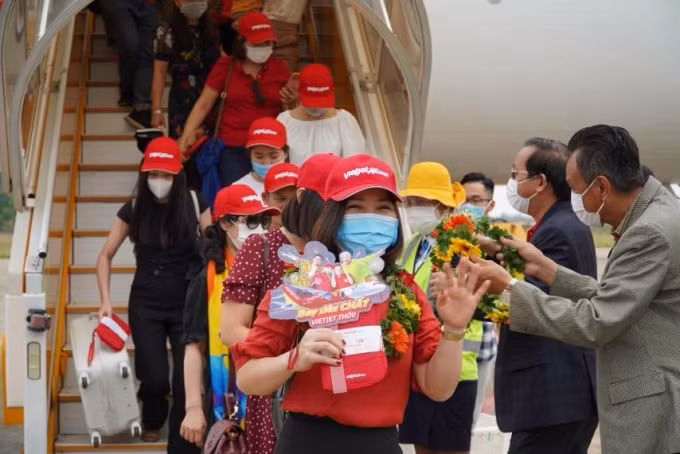 Hành khách trên chuyến bay khai trương THD - PQC.