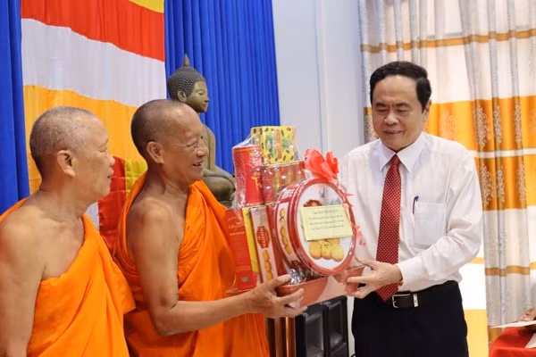 Phó Chủ tịch Thường trực Quốc hội Trần Thanh Mẫn tặng quà, chúc Tết các vị sư sãi tỉnh Sóc Trăng