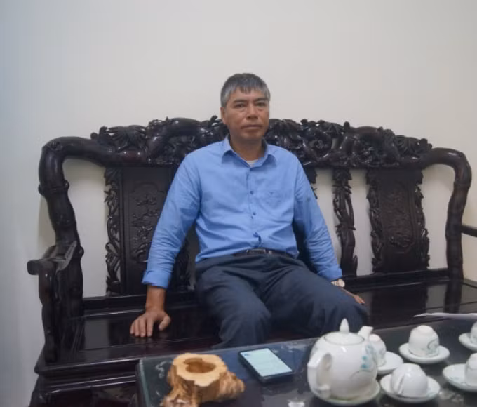 Ông Trần Quang Vinh – Giám đốc Ban quản lý dự án Đầu tư xây dựng các công trình Nông nghiệp và Phát triển nông thôn (thuộc Sở Nông nghiệp và Phát triển nông thôn tỉnh Lạng Sơn) chỉ đạo việc khắc phục hậu quả nứt, nẻ nhà dân qua điện thoại.
