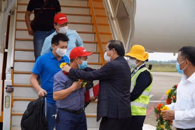 Phó Tổng giám đốc Vietjet Đỗ Xuân Quang đón khách.