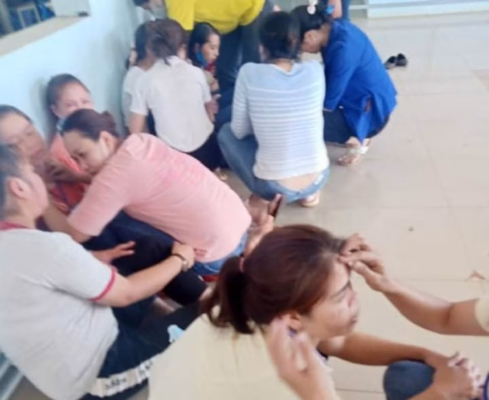 Nhiều công nhân sau khi ăn trưa có biểu hiện chóng mặt, nôn ói. Ảnh: thuongtruong.com.vn