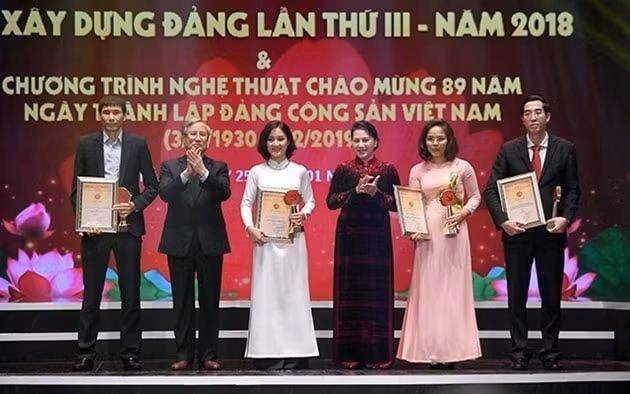 Các tác giả nhận Giải A tại Giải Búa liềm vàng lần thứ III - năm 2018.