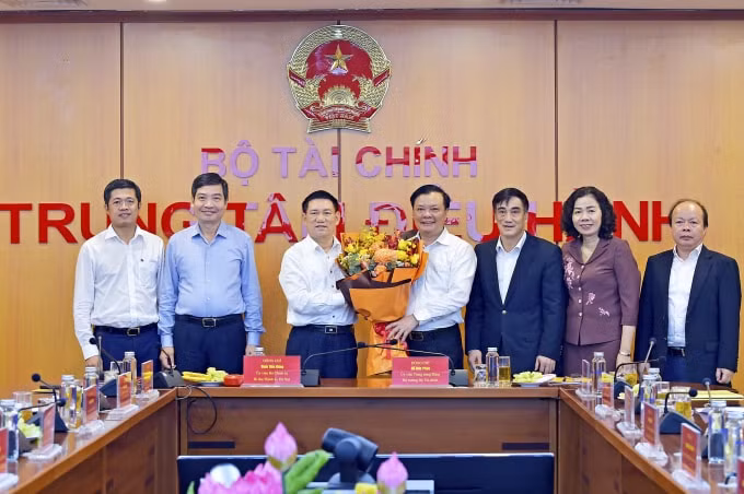 Ông Đinh Tiến Dũng - Ủy viên Bộ Chính trị, Bí thư Thành ủy Hà Nội chúc mừng tân Bộ trưởng Bộ Tài chính Hồ Đức Phớc. Ảnh: BTC