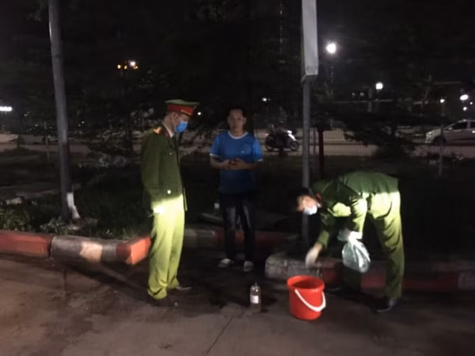 Lực lượng chức năng tiến hành kiểm tra lấy mẫu nước tải sinh hoạt tại Công ty CP Bất động sản Việt - Nhật. Ảnh: Thanh Thắng