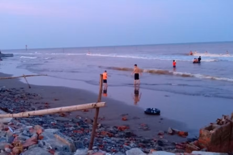 Bãi tắm ở Khu du lịch Cồn Vành, Thái Bình. Ảnh: laodong.vn
