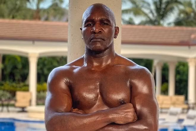 Dù 58 tuổi, nhưng Holyfield vẫn giữ được cơ thể săn chắc để thượng đài. Ảnh: Instagram NV