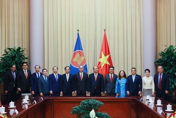Chủ tịch nước Nguyễn Xuân Phúc với Đại sứ, Đại biện các nước ASEAN