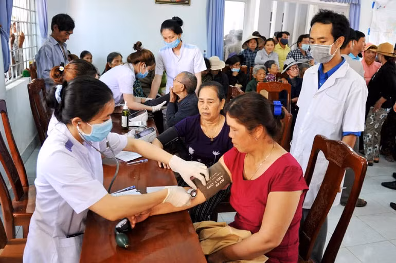 Các y bác sĩ khám bệnh cho người dân xã An Lĩnh. Ảnh: Anh Ngọc