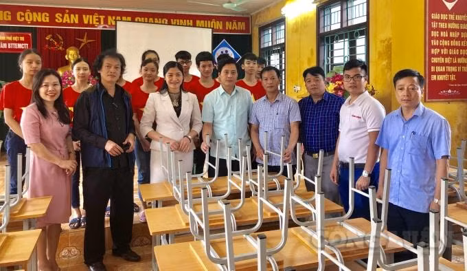 Đại diện Nhóm phóng viên các báo Trung ương thường trú tại tỉnh Phú Thọ trao 50 bộ bàn ghế cho Trung tâm.