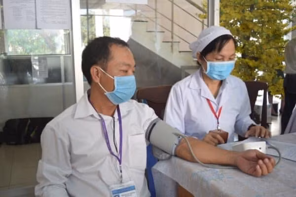 Hiện nay công tác tiêm chủng vắc xin ngừa COVID-19 đang được triển khai tại nhiều địa phương trong toàn quốc (ảnh TL).