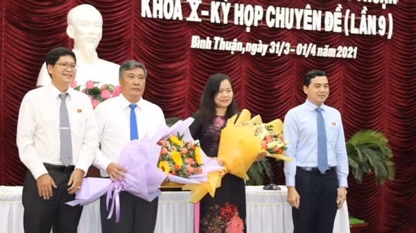 Phó Chủ tịch UBND tỉnh Bình Thuận Nguyễn Văn Phong (người thứ 2 từ trái sang)
