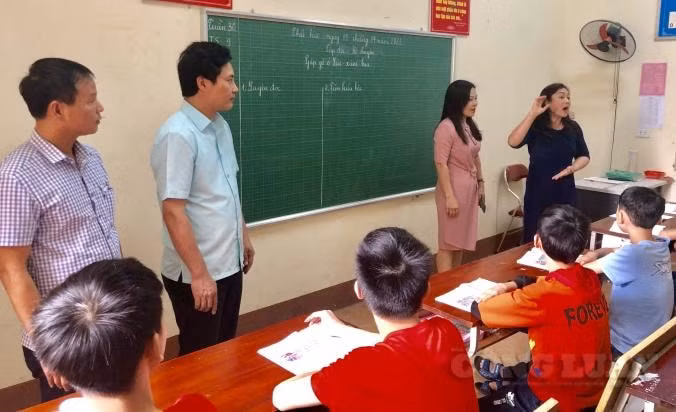 Nhóm phóng viên các báo Trung ương thường trú tại tỉnh Phú Thọ cùng lãnh đạo TP. Việt Trì thăm và động viên các thầy cô giáo cùng các em học sinh tại Trung tâm.