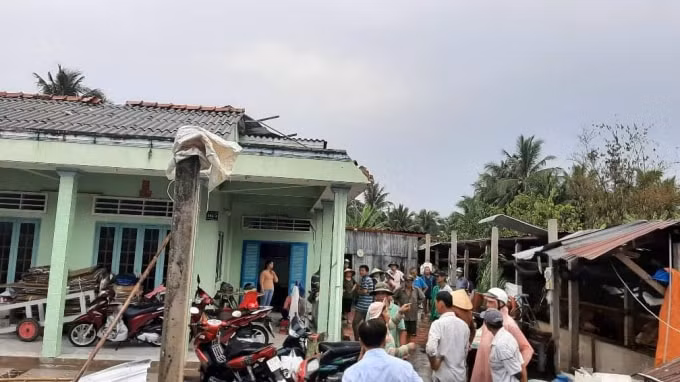 Một nhà dân bị lốc mái.