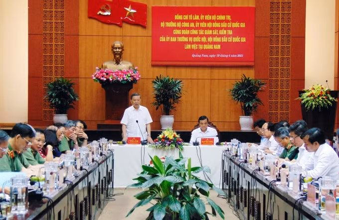 Đại tướng Tô Lâm, Ủy viên Bộ Chính trị, Bộ trưởng Bộ Công an, Ủy viên Hội đồng Bầu cử quốc gia phát biểu tại buổi làm việc.