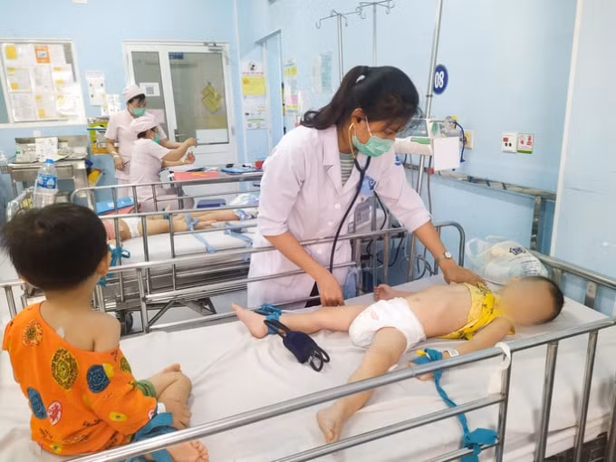 Một bệnh nhi mắc tay chân miệng nặng đang được thăm khám ở Khoa Nhiễm - thần kinh, Bệnh viện Nhi Đồng 1. Ảnh: TT