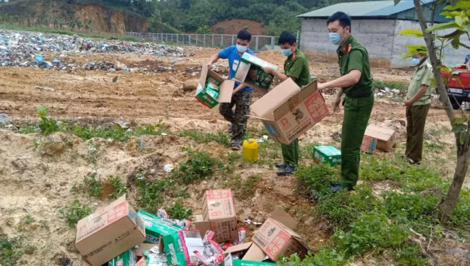 Tiêu hủy gần 3.000 gói chân gà, chân vịt bị phát hiện không rõ nguồn gốc.