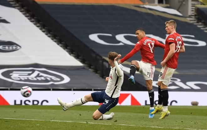 Cú sút trái phá của Greenwood chốt hạ trận thắng của MU. Ảnh: Getty