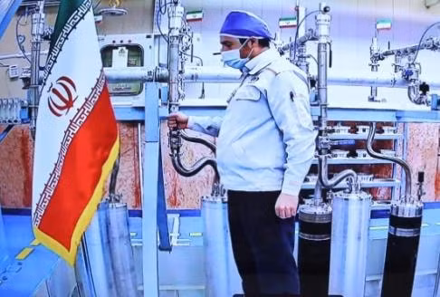 Một kỹ sư bên trong nhà máy làm giàu uranium Natanz của Iran ngày 10/4 - Ảnh: Văn phòng Tổng thống Iran