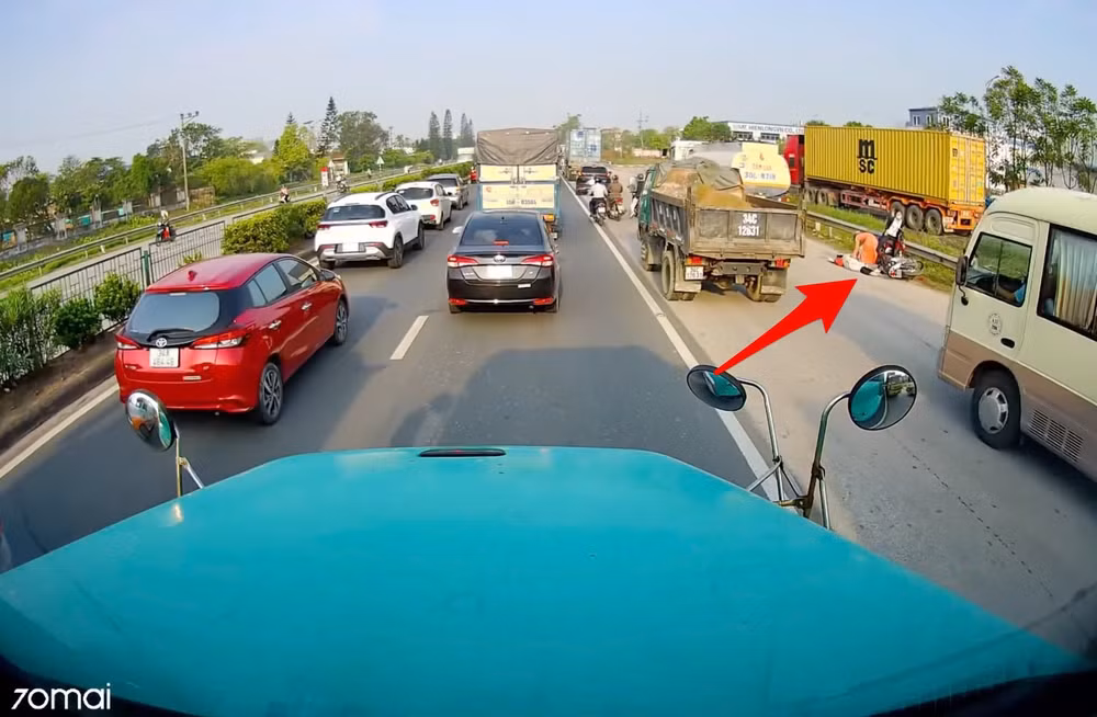 di vao lan xe may tai xe xe bon cho xang can tu vong nguoi phu nu hinh 1