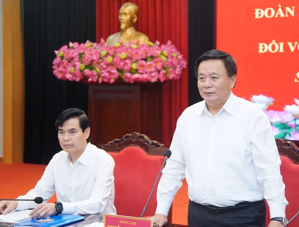 doan kiem tra cua bo chinh tri lam viec voi ban thuong vu tinh uy son la hinh 2