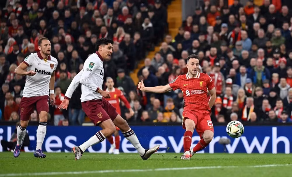 liverpool nguoc dong danh bai west ham tai cup lien doan anh hinh 1
