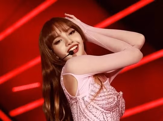 lisa blackpink bat ngo cong bo luu dien chau a vao thang 11 hinh 1