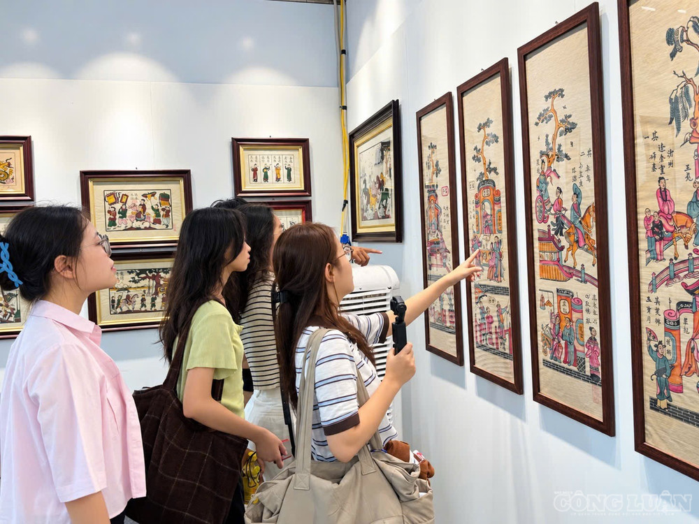 Người dân và du khách quốc tế tìm hiểu tranh dân gian Việt Nam tại lễ hội. Ảnh: Diệu Linh clo_br_img-2109.jpg