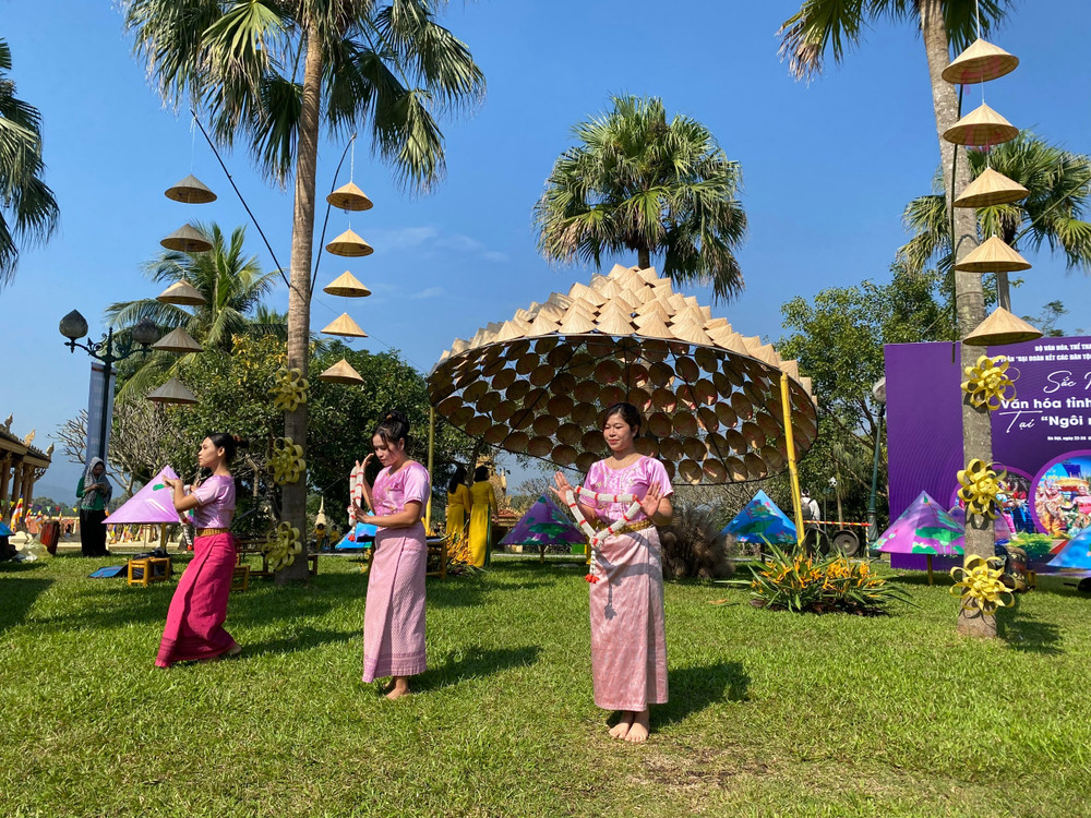 Chuỗi hoạt động với chủ đề “Về miền Tây qua nét văn hóa của đồng bào Khmer” diễn ra từ ngày 1 đến 28/8 tại Làng Văn hóa - Du lịch các dân tộc Việt Nam. Ảnh: BTC hoi1.jpg