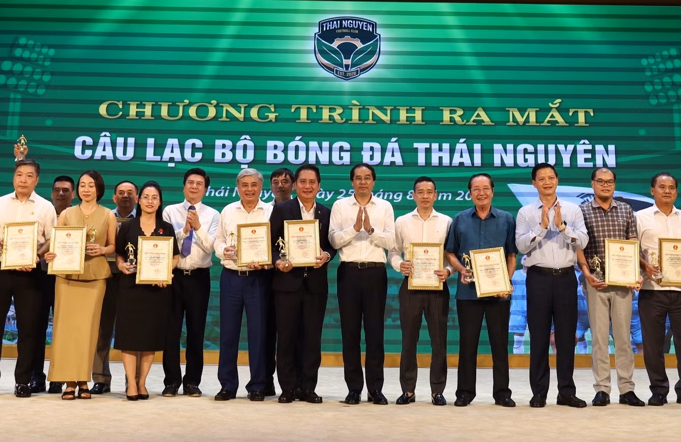 Bóng đá Thái Nguyên: Bầu Hiển đi trước, nhiều người cùng chung tay