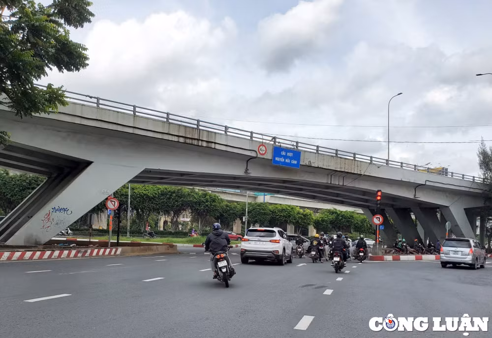 de xuat cam xe chay duoi cau vuot nguyen huu canh 45 ngay hinh 2