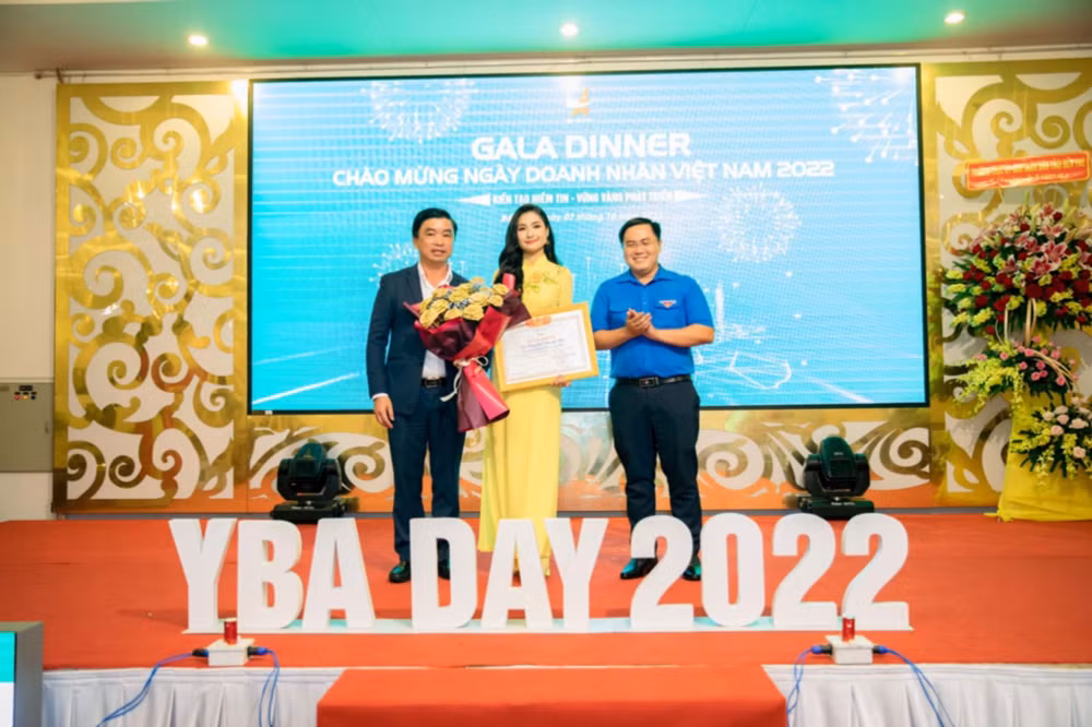 hoa hau nguyen thanh ha vinh du nhan bang khen tu que huong ben tre hinh 1