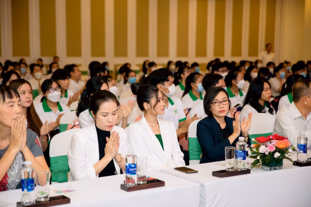 hoa hau nguyen thanh ha vinh du nhan bang khen tu que huong ben tre hinh 2