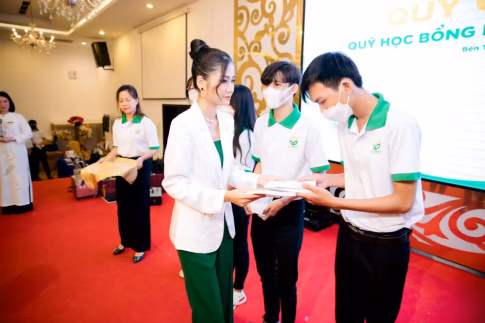hoa hau nguyen thanh ha vinh du nhan bang khen tu que huong ben tre hinh 4