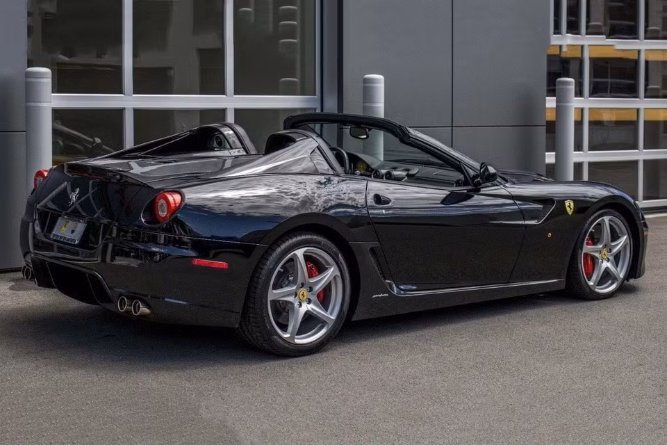 ferrari 599 sa aperta duoc ban voi gia gan 1 trieu usd hinh 3