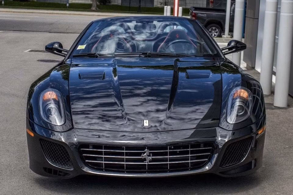 ferrari 599 sa aperta duoc ban voi gia gan 1 trieu usd hinh 2