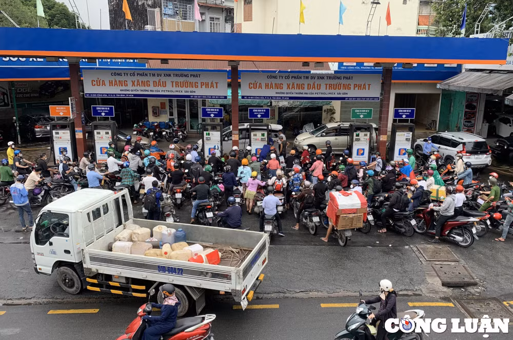hang loat cua hang treo bang het xang nguoi dan mon moi tim noi do hinh 1