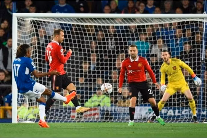 ronaldo toa sang man utd nguoc dong danh bai 2 1 everton hinh 2