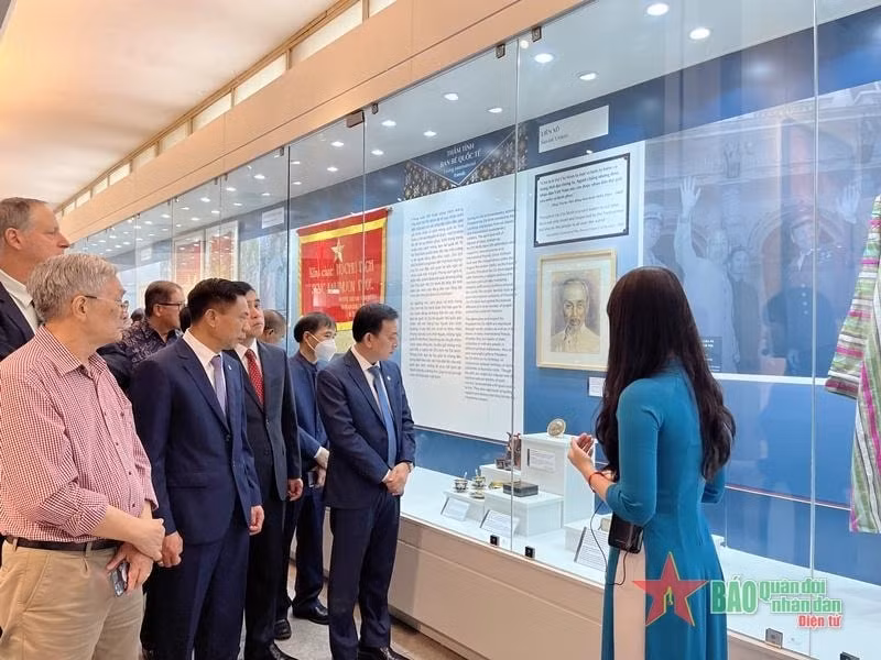 trung bay moi ky vat mot cau chuyen ve bac ho hinh 1