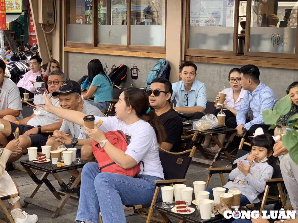 nguoi dan ha noi thuong thuc cafe duoi tiet troi mua thu hinh 16