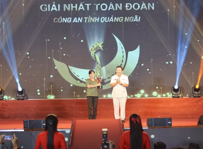 lien hoan truyen hinh phat thanh cand mang hoi tho cuoc song va nhiem vu chinh tri cua luc luong cong an hinh 1