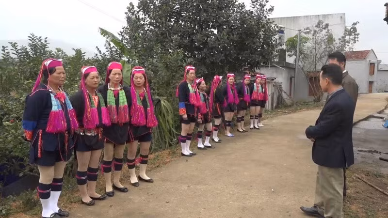 nguoi dao o ba che dua hat doi len san khau hinh 2