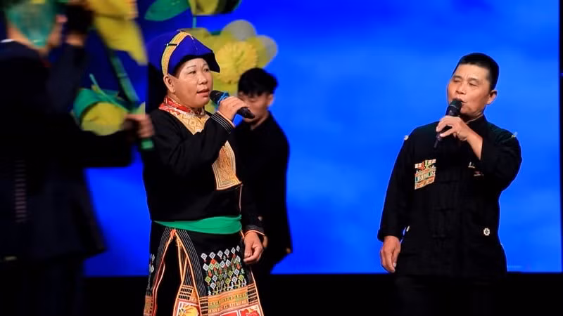 nguoi dao o ba che dua hat doi len san khau hinh 1