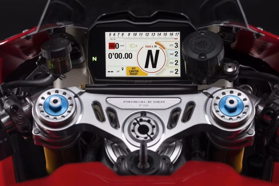 ducati panigale v4 r 2023 co cong suat hon 240 ma luc hinh 4